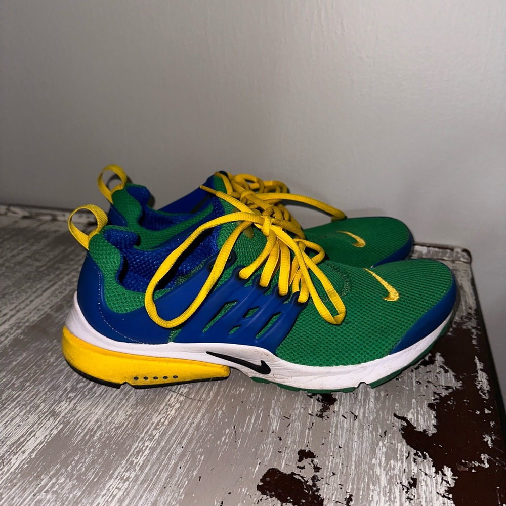 Men’s size 9 Nike shoes.